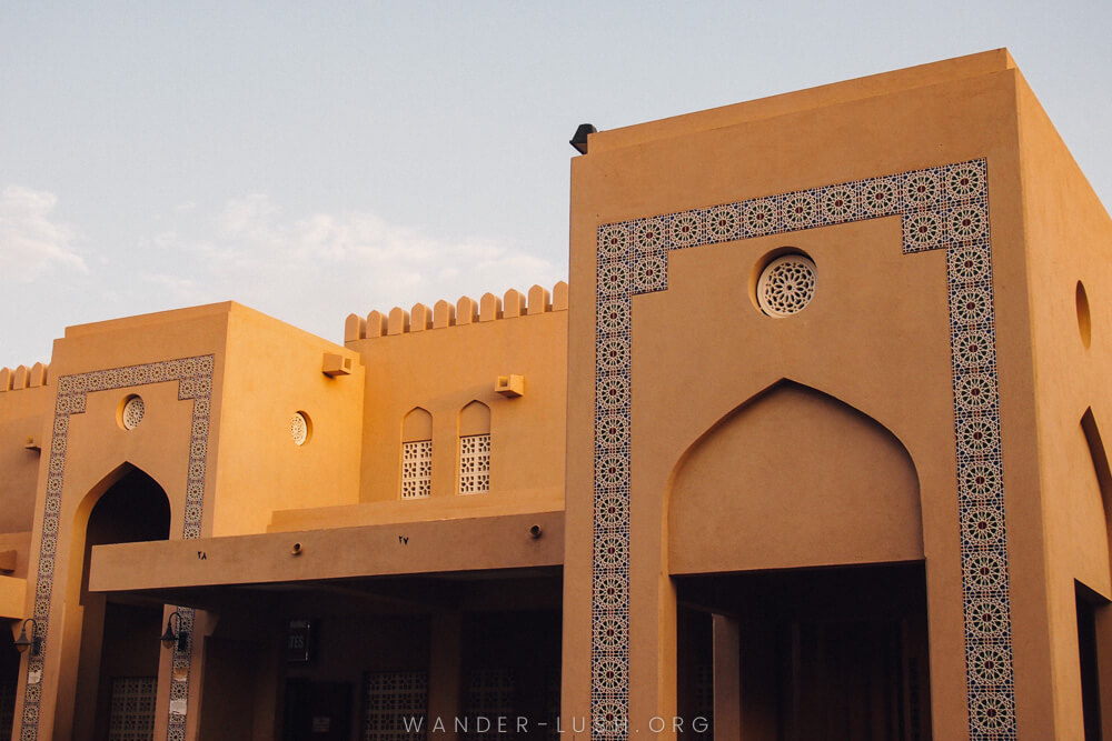 This quick guide covers everything you need to know before visiting Nizwa Souq and the adjoining Nizwa Fort—plus my top Oman souvenirs and where to buy them in Nizwa.