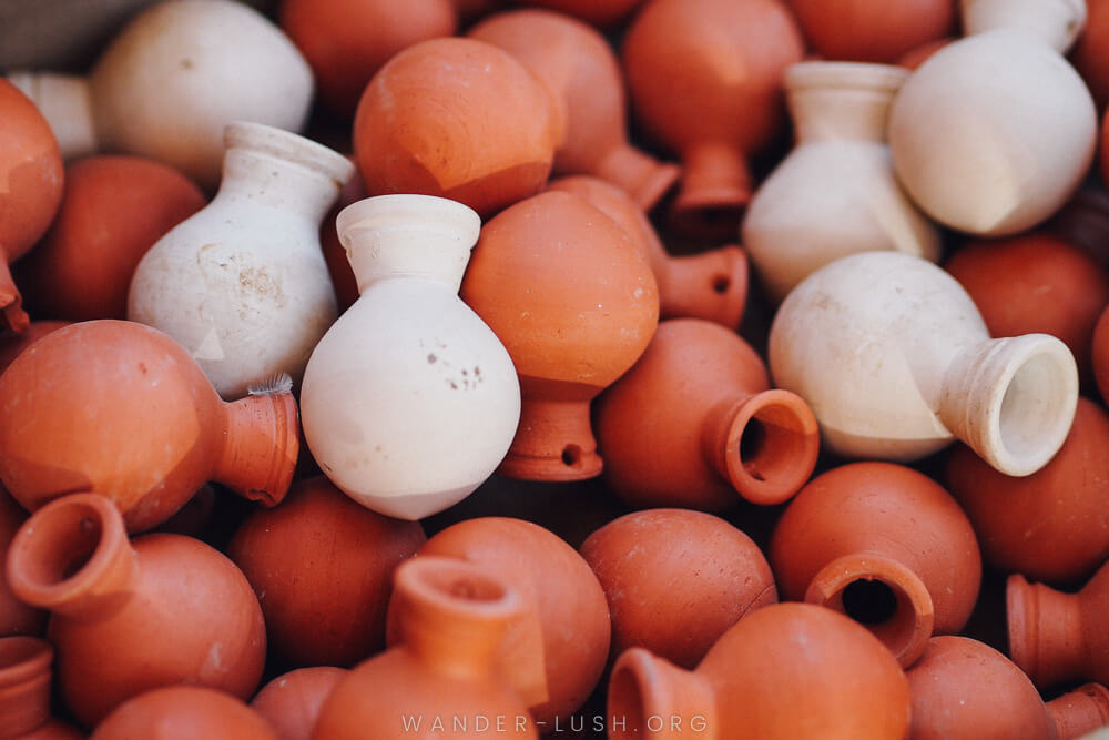 This quick guide covers everything you need to know before visiting Nizwa Souq and the adjoining Nizwa Fort—plus my top Oman souvenirs and where to buy them in Nizwa.