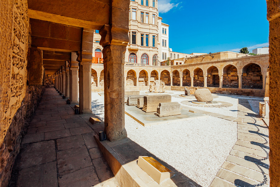 Bazaar Square in Baku, a courtyard with arches.