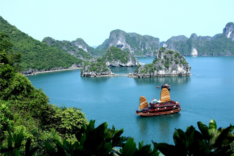The most comprehensive Hanoi to Halong Bay travel guide currently available. Includes the best Halong Bay day trips, best cruises, and public transport.