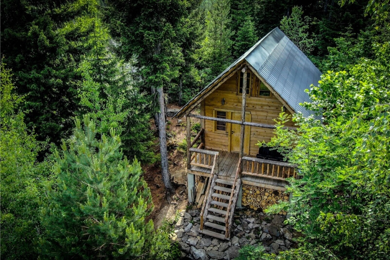 A small wooden cabin in the forest in Georgia.